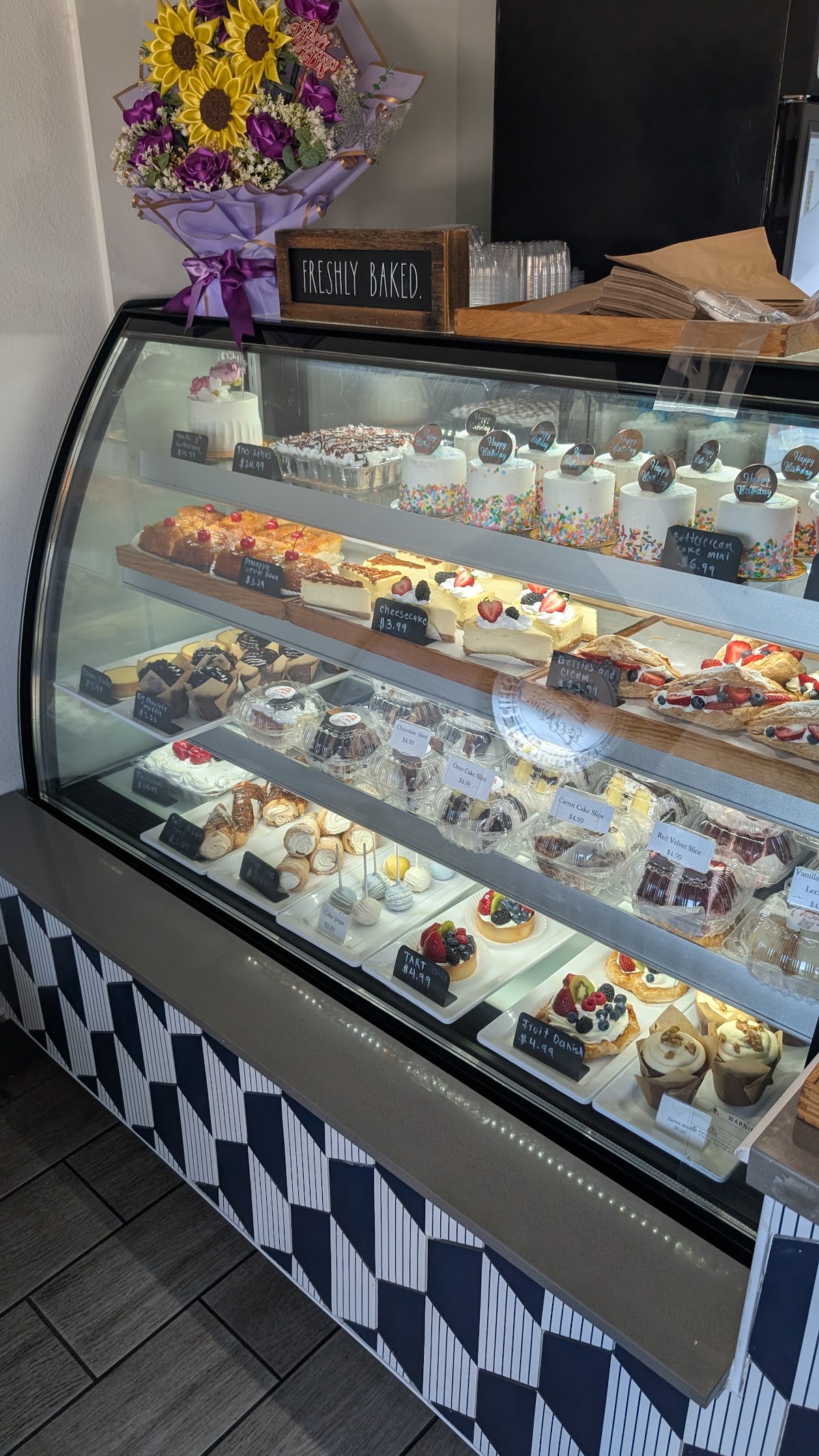 The El Mana bakery display case, freshly baked